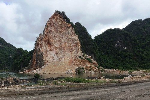 Bộ[-]Văn[-]hóa[-]yêu[-]cầu[-]kiểm[-]tra[-]việc[-]xẻ[-]núi[-]đá[-]vịnh[-]Hạ[-]Long